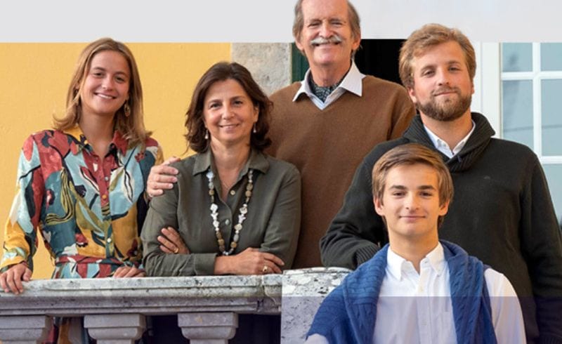 Los duques de Braganza con sus tres hijos