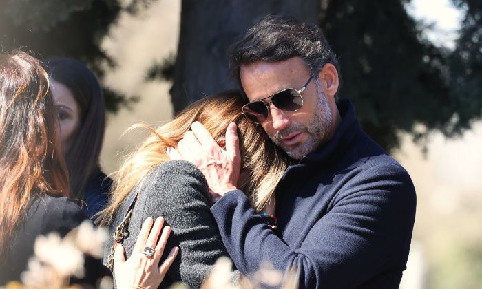 Alvaro Muñoz Escassi apoyando a Lara Dibildos