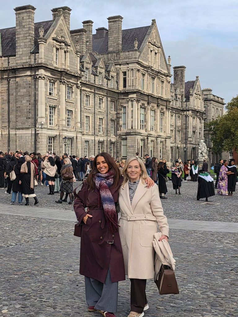 Madre e hija posan desde algún rincón de la capital irlandesa