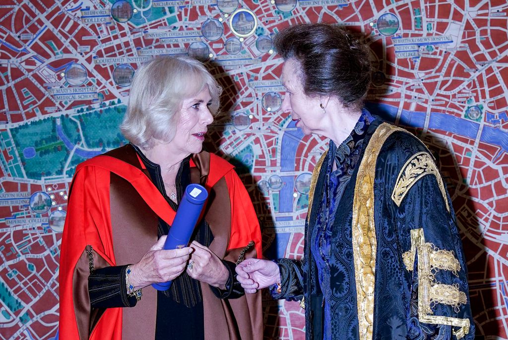 Plano medio de la reina Camilla con la princesa Ana tras recibir un doctorado honoris causa