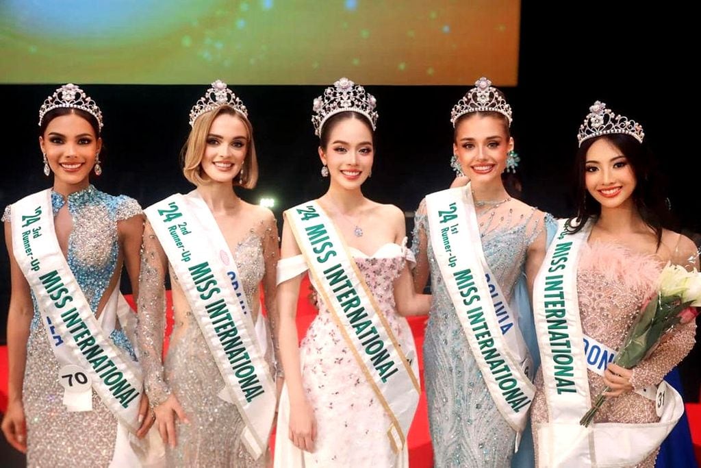Alba Pérez con algunas damas de honor y la ganadora de Miss International 2024