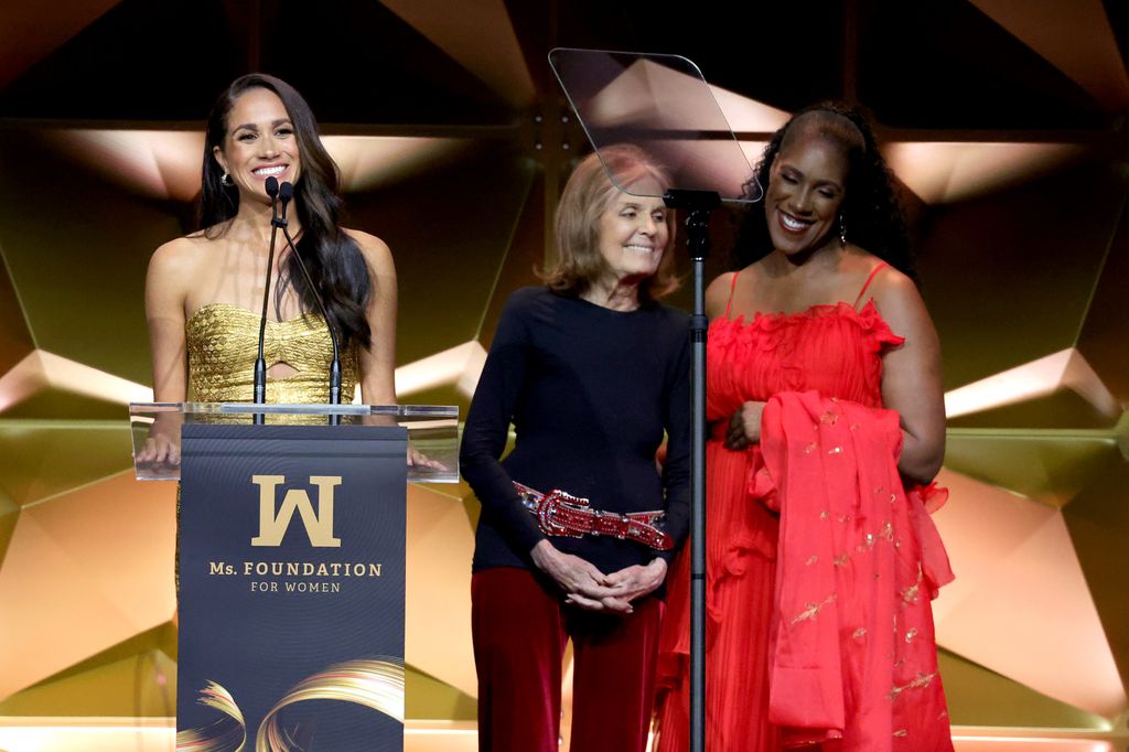 Meghan Markle premiada por su activismo feminista en Nueva York junto a Teresa Younger y Gloria Steinem, esta última Premio Princesa de Asturias