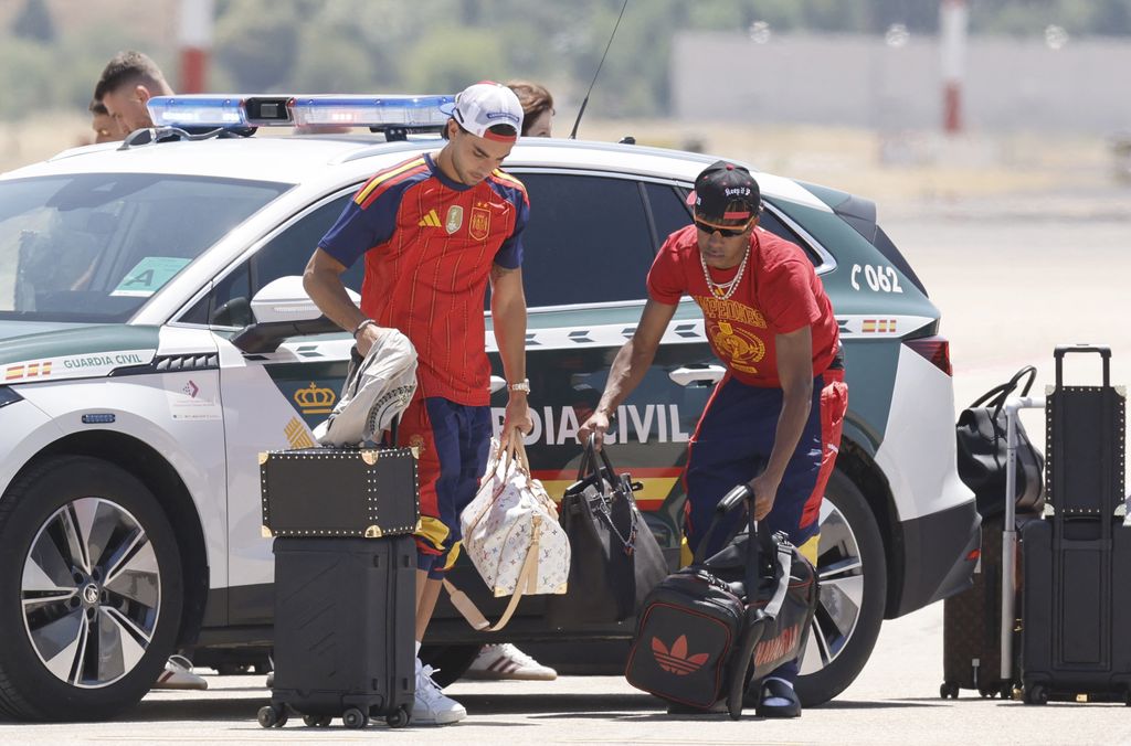 Ferran Torres y Lamine Yamal, tras bajar del avión al llegar a Barajas