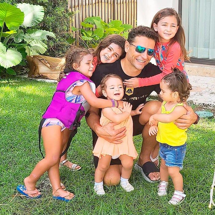 Martín Fuentes y sus hijas