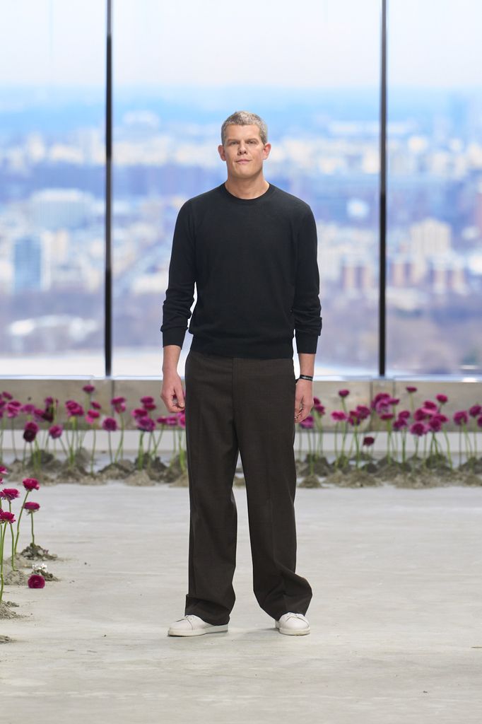 Wes Gordon , director creativo de Carolina Herrera tras presentar su colección primavera/verano 2025 en Nueva York.