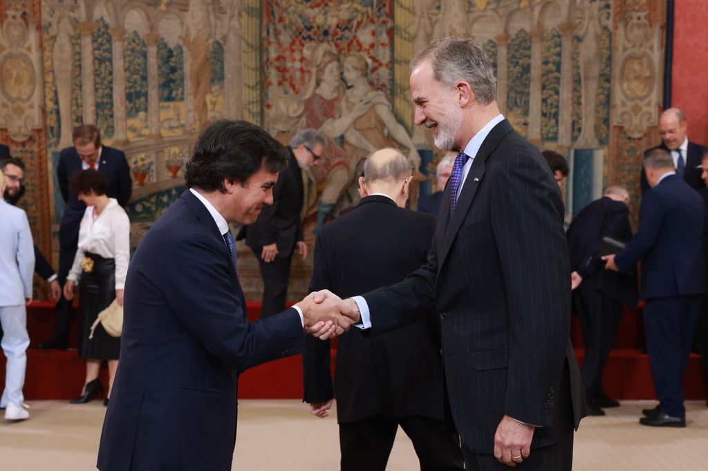 Eduaro Sánchez Pérez, presidente del grupo ¡HOLA!, saludando al Rey como miembro del patronato del Foro de Marcas Renombradas Españolas