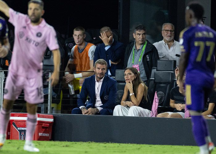 David Beckham siguiendo desde el banquillo un partido del Inter de Miami