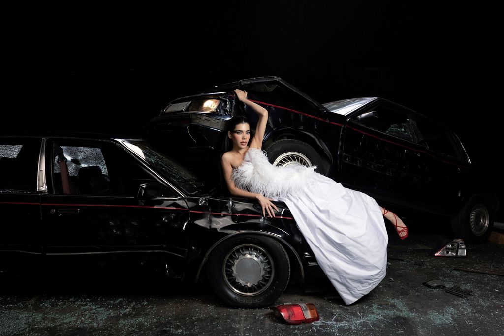 Kenia Os interpreta a una 'femme fatale' en su nuevo video.