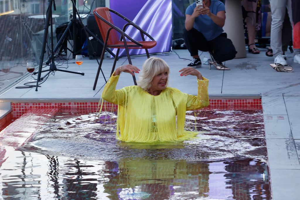 Bárbara Rey ha sorprendido metiéndose en la piscina