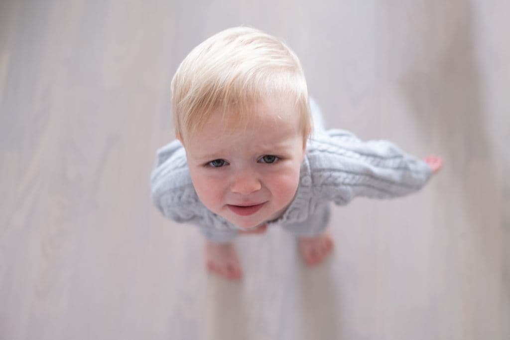 Niño pequeño con rabieta