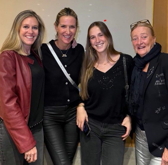 Andrea, Alejandra, su hija, Adriana y Marianne en la celebración en Pamplona