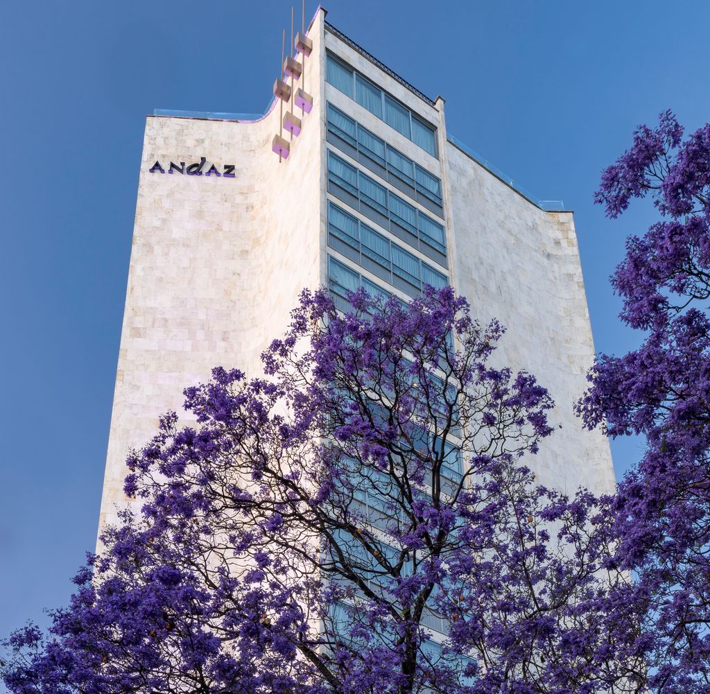 El edificio donde se encuentra en hotel Andaz México City Condesa es una de las joyas arquitectónicas de la ciudad.