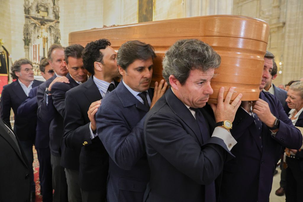 El cortejo fúnebre sale de la iglesia de Nuestro Padre Jesús del Prendimiento y María Santísima del Desamparo