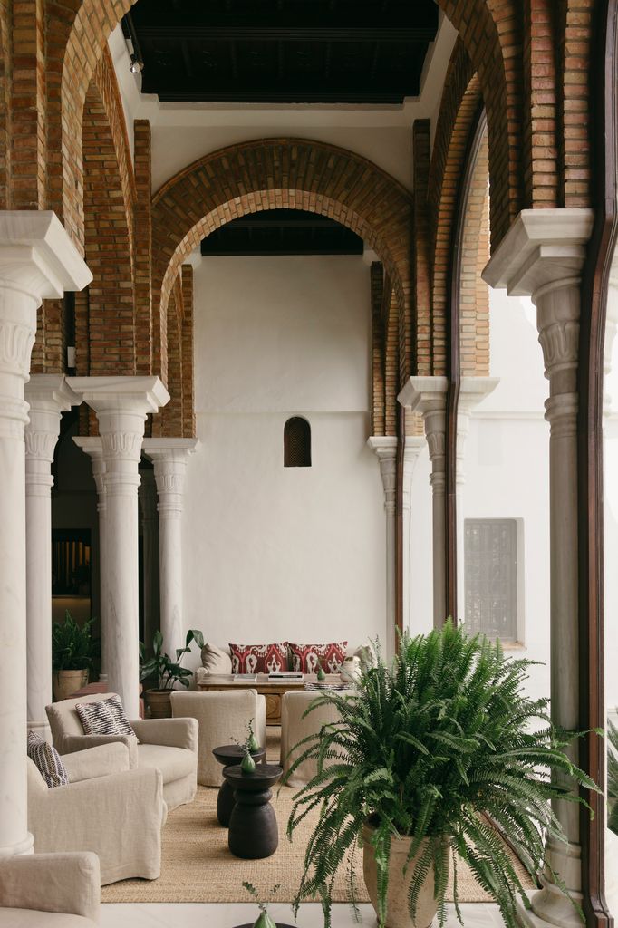 Su diseño, inspirado en la estética de las haciendas andaluzas, presenta techos de madera, arcos de medio punto y suelos de terracota. 