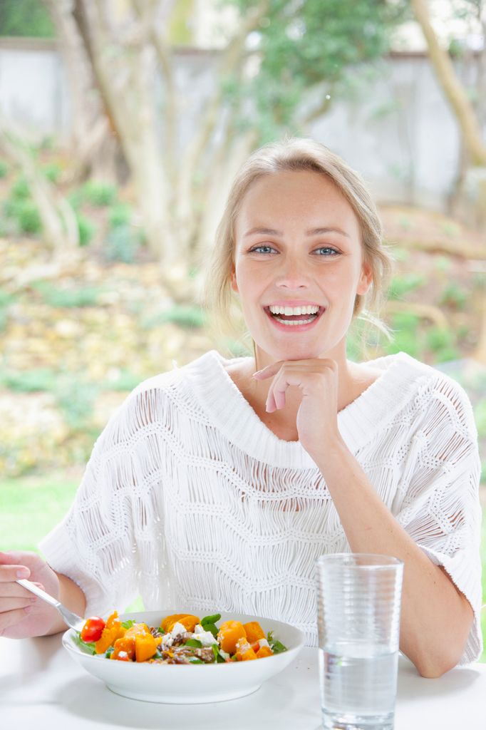 Mujer hace dieta antiinflamatoria