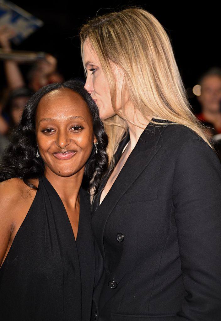 Angelina Jolie besa a su hija Zahara en el estreno de su película