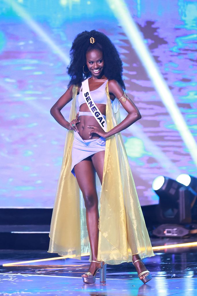 Plano entero de Fatou Bintou Gueye, Miss Senegal,  en el escenario
