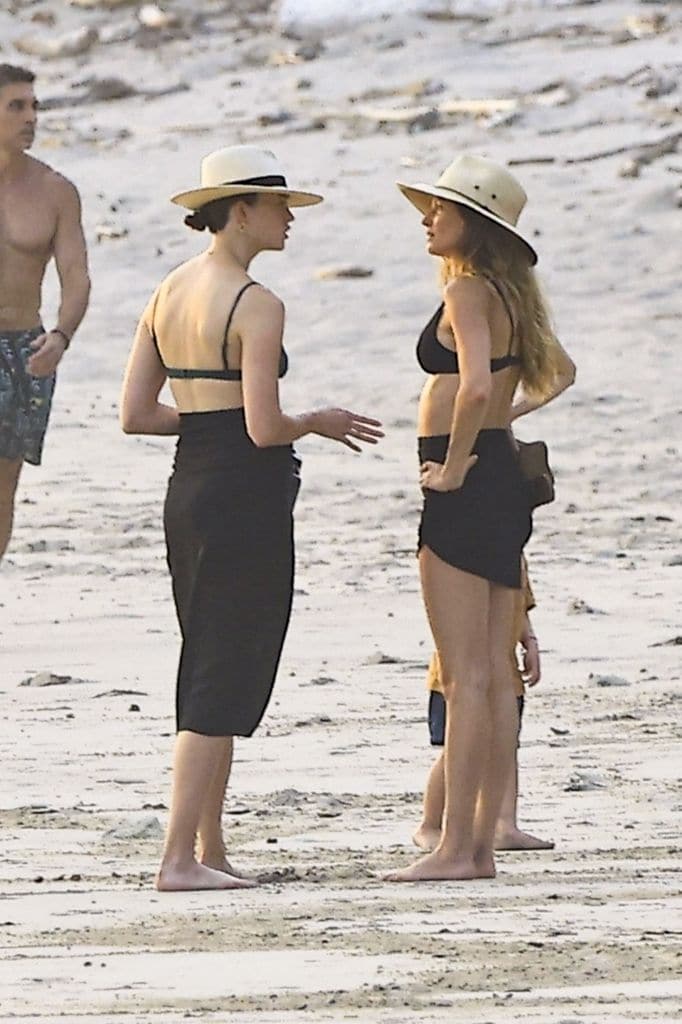 Gisele Bündchen y Karlie Kloss, ambas estrellas del modelaje, lucieron atuendos similares en su día de playa.