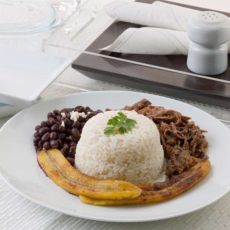 Carne mechada con frijoles, arroz y plátano frito