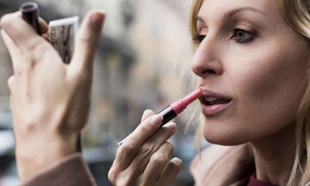 
La mejor forma de prevenir un accidente durante el makeup es la concentración y la tranquilidad 
