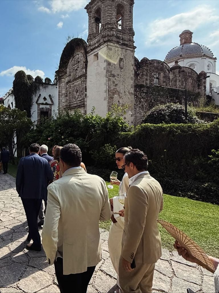 Michelle Salas y su esposo en la hacienda Jalmolonga, propiedad de Salinas Pliego