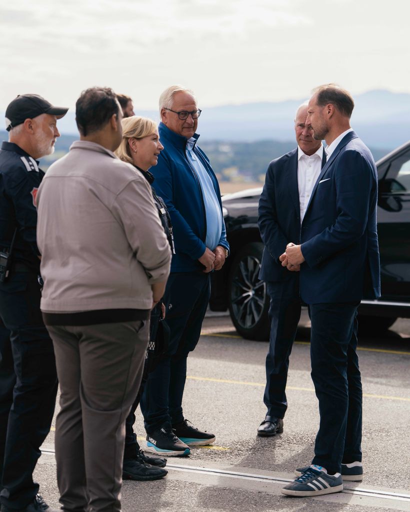 Haakon de Noruega visitó a los vecinos afectados por el gran incendio de Drammen