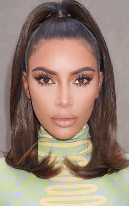 Kim Kardashian con media cola alta estirada y esculpida 