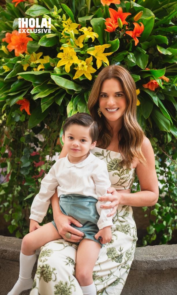 Sabrina Seara con el pequeño festejado.