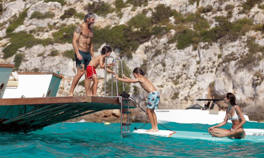 HOLA4122 EUGENIA SILVA Y ALFONSO DE BORBÓN EN FORMENTERA