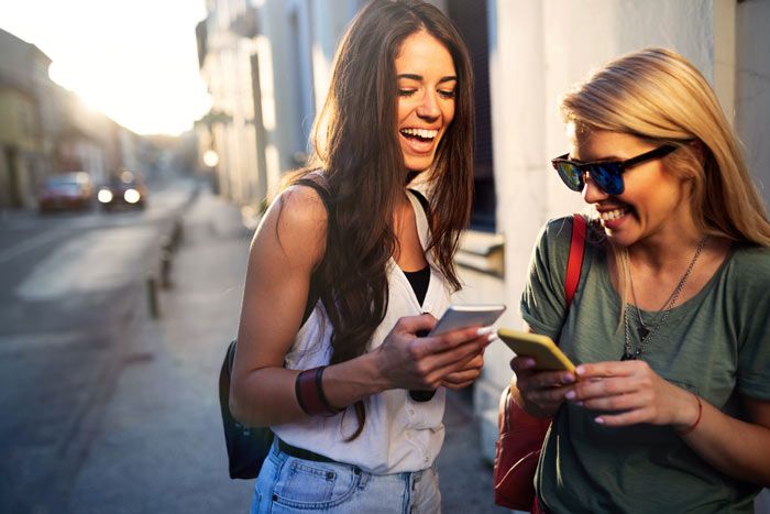 chicas mirando su móvil
