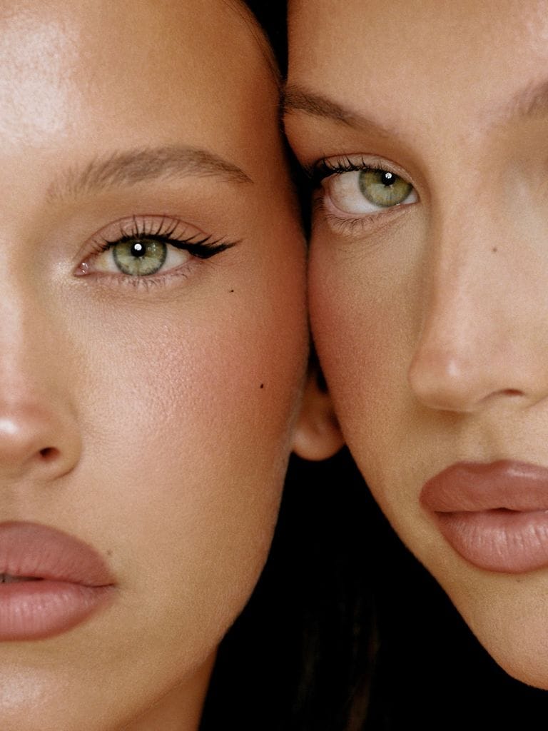Isabelle y Olivia Mathers juntas cara a cara