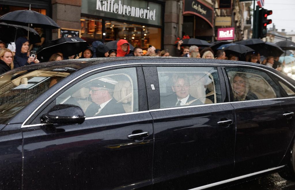 Mette-Marit de Noruega en el mismo coche que Sverre Magnus, segundo en la línea sucesoria desde ahora