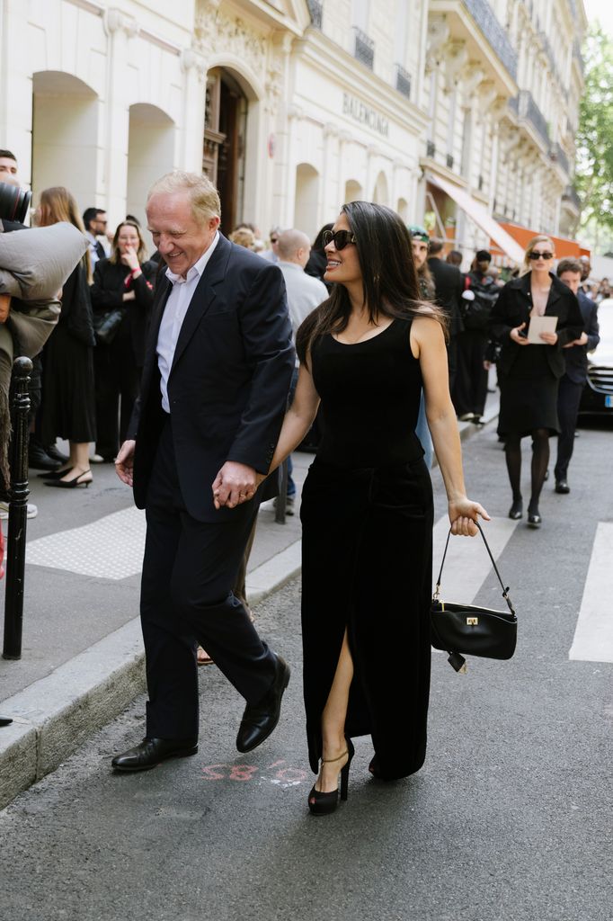Francoise-Henri Pinault y Salma Hayek llegan juntos al desfile de Balenciaga.