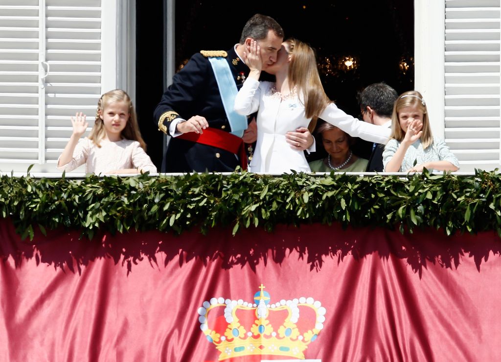 Los Reyes y sus hijas, la princesa Leonor y la infanta Sofía, posan en el balcón en el día de la proclamación del rey Felipe VI