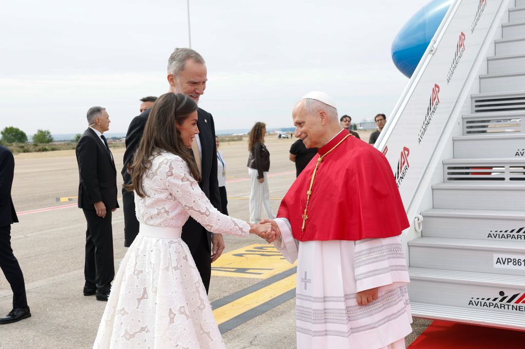 Los Reyes hacen la reverencia al Papa en su llegada al aeropuerto