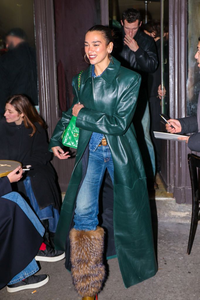 Dua Lipa y Callum Turner disfrutaron de una elegante salida por París con el hermano menor de Dua. 