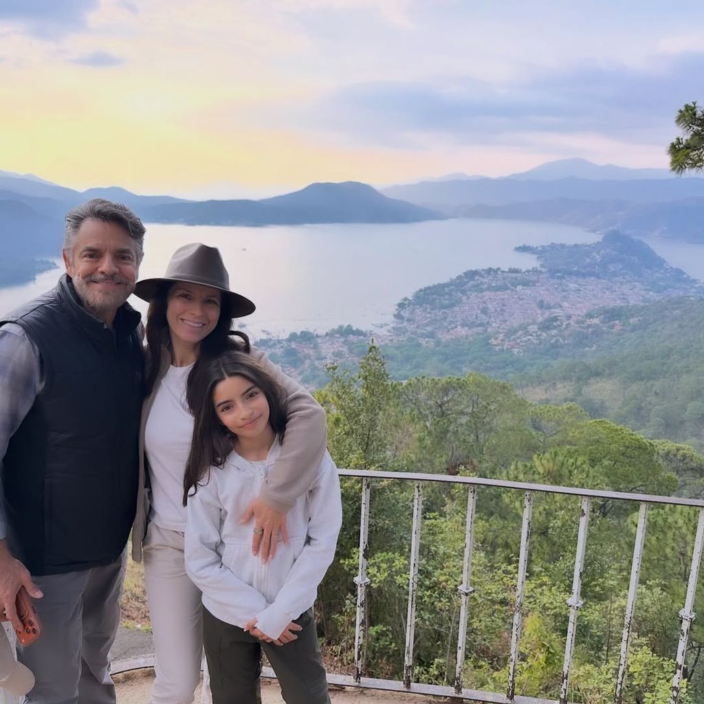 Eugenio Derbez, Alessandra y Aitana.