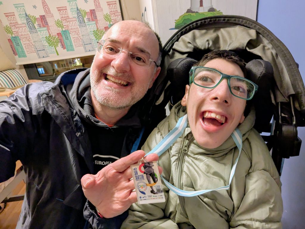 Diego, un niño con parálisis cerebral, acompañado por Jorge, su padre