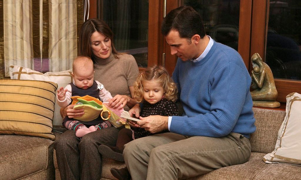 Reyes Felipe y Letizia leyendo con sus hijas