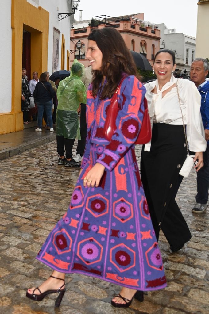 Tana Rivera en Sevilla con look estampado de The IQ Collection