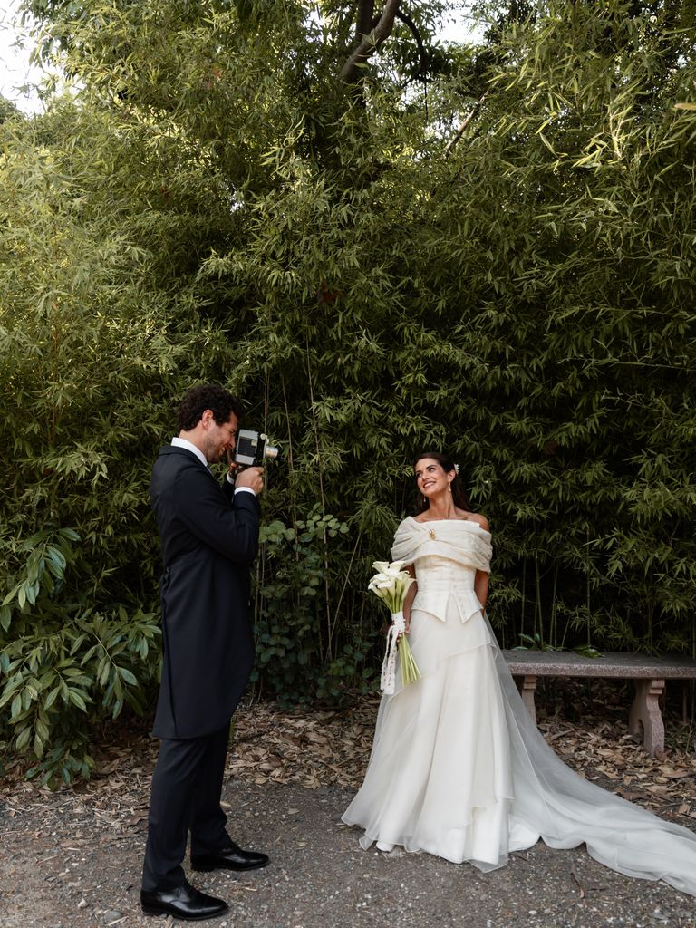 Vestidos de novia vaporosos con faldas a capas escote Bardot