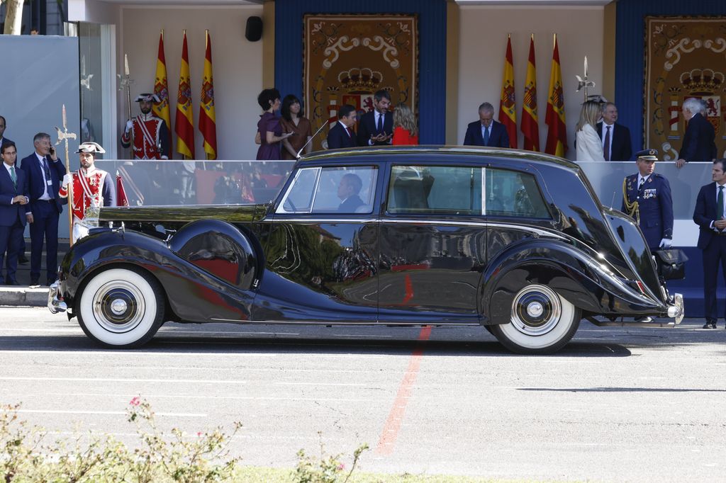 Los Reyes y sus hijas han llegado un Rolls Royce negro propiedad del ejército