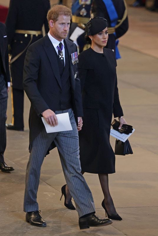 Meghan Markle hace un homenaje a Isabel II al lucir unos pendientes que le regaló la monarca
