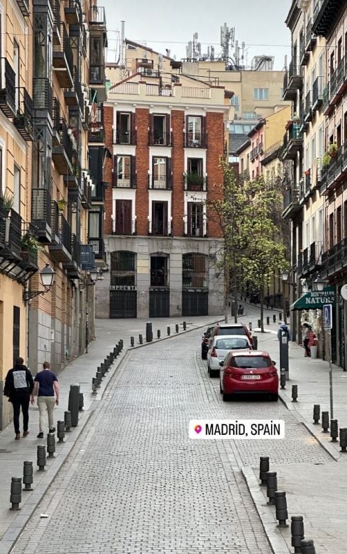 Hande Erçel y sus amigas han paseado por las calles del centro de Madrid