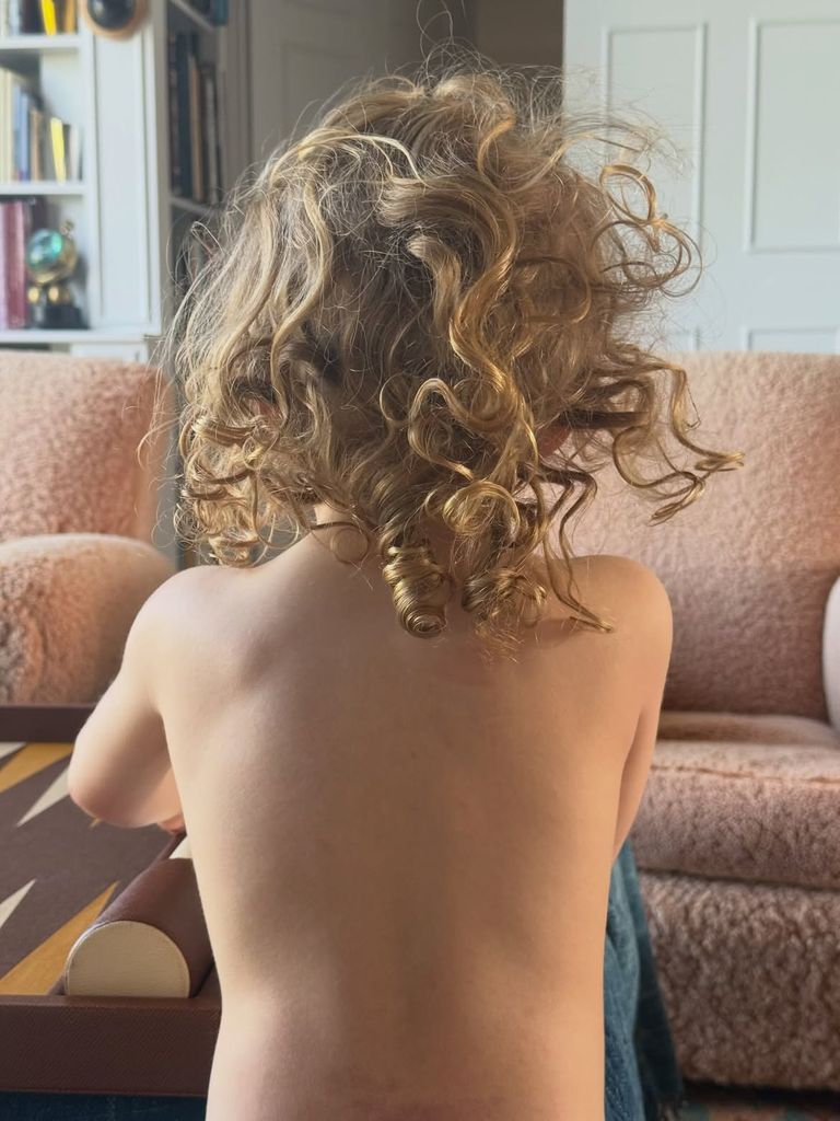 La hija mediana de Sienna Miller en una escena de su vida cotidiana