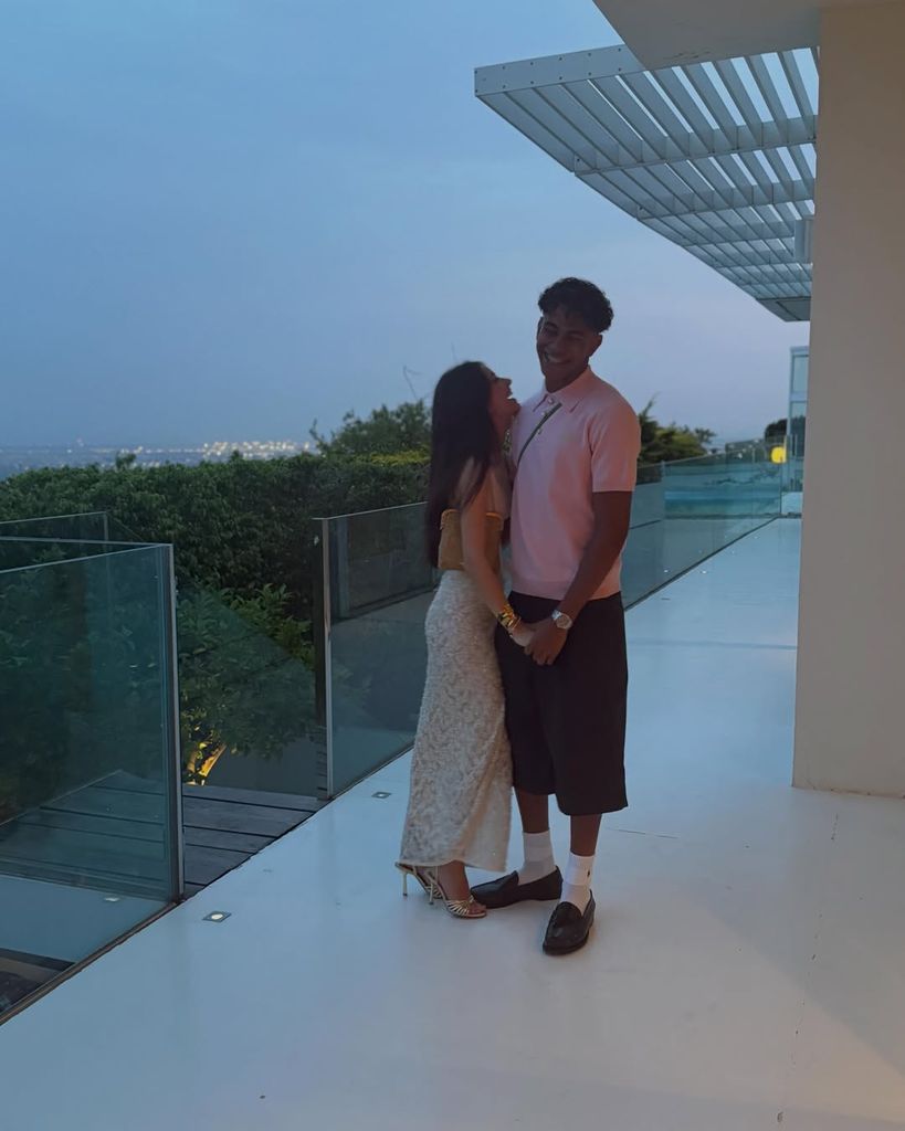 Lamine Yamal con su novia Inés García, quien lo ha apoyado en su camino mundialista.