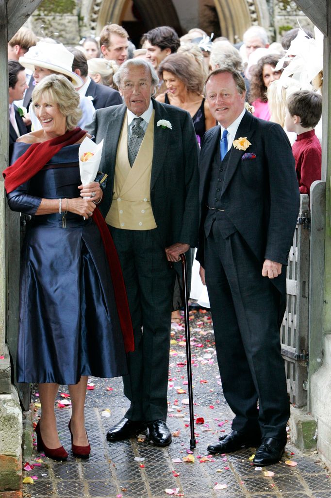 Imagen del padre de Camilla, Bruce Shand, jutno a su hija Annabel y su ex yerno, Andrew Parker-Bowles, en la boda de Tom