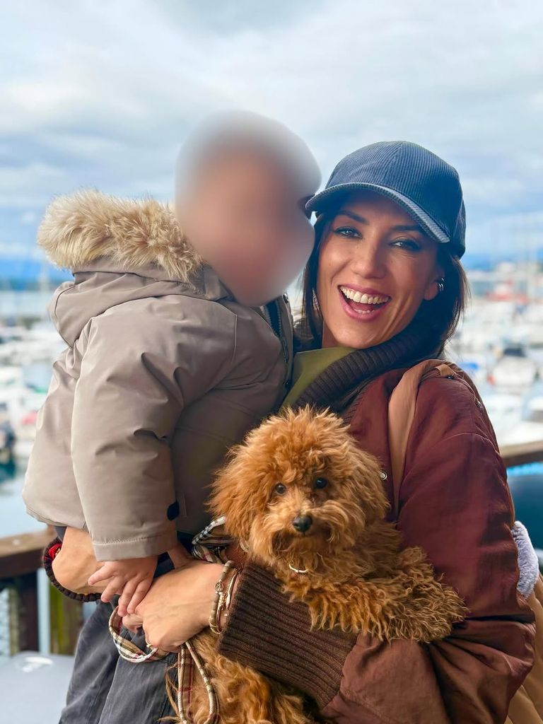 La presentadora gallega, con su hijo Luca en brazos