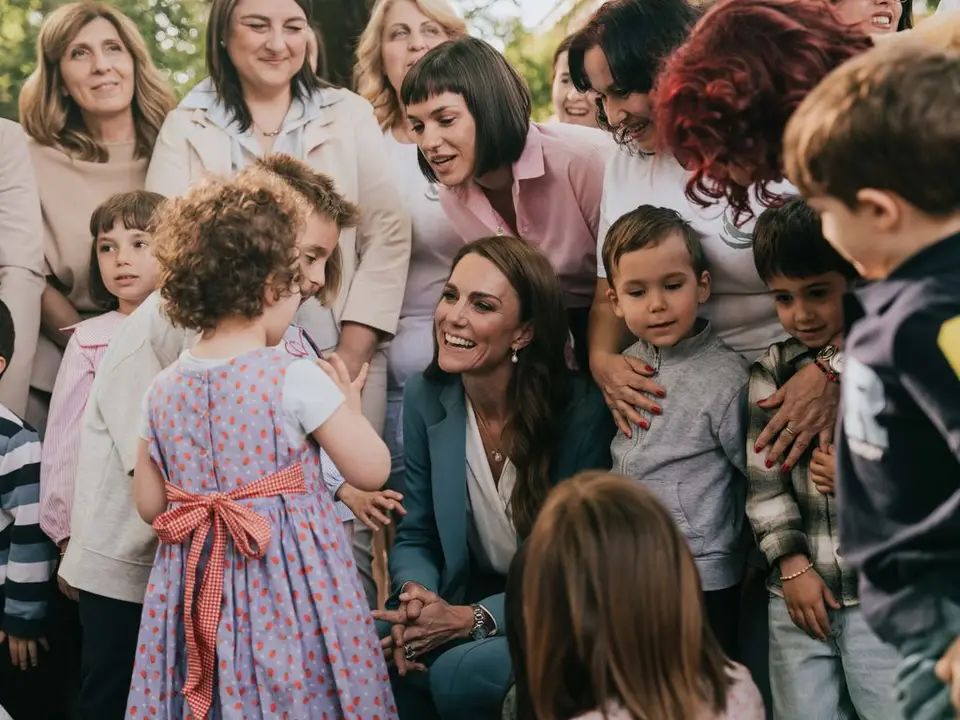 La Princesa de Gales rodeada de niños en la escuela infantil Anna Frank en Reggio Emilia