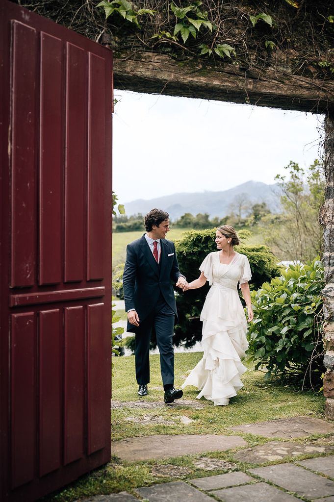 Natalia con vestido de novia de Manuel de Vivar en su boda con Nacho, celebrada en Castiello de Selorio